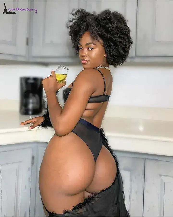 pretty Jamaican women image